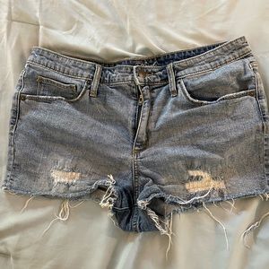 Universal thread cutoff denim shorts distressed light wash size 14/32R
